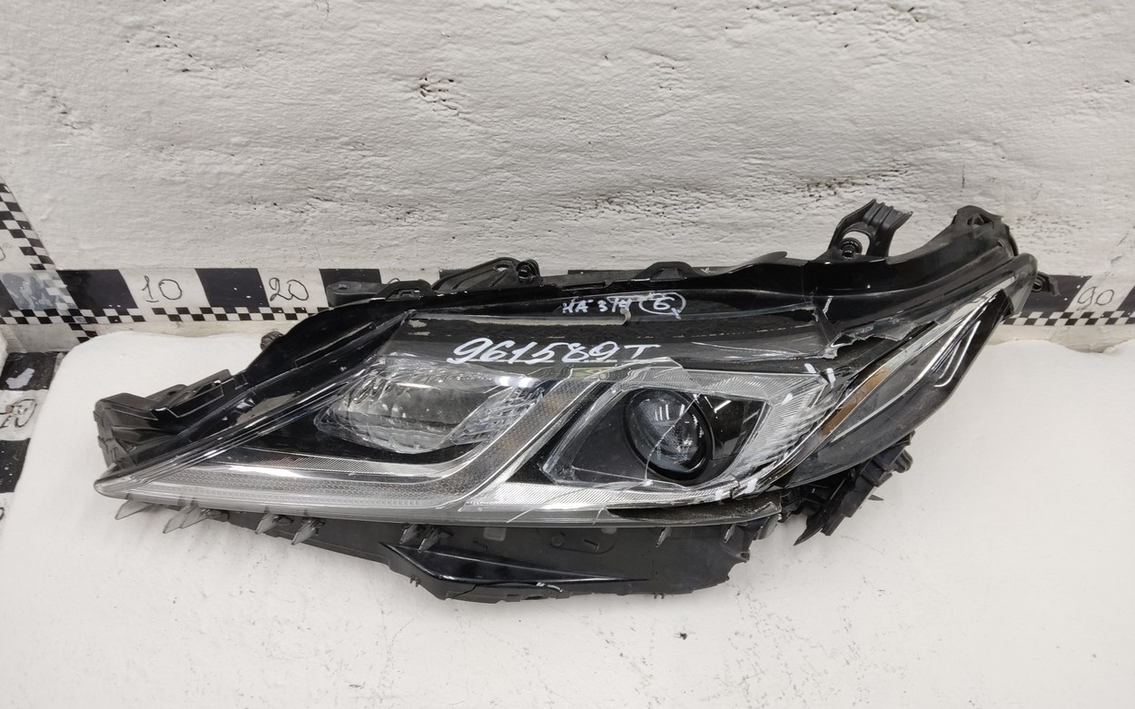 Фара передняя левая Toyota Camry V70 LED