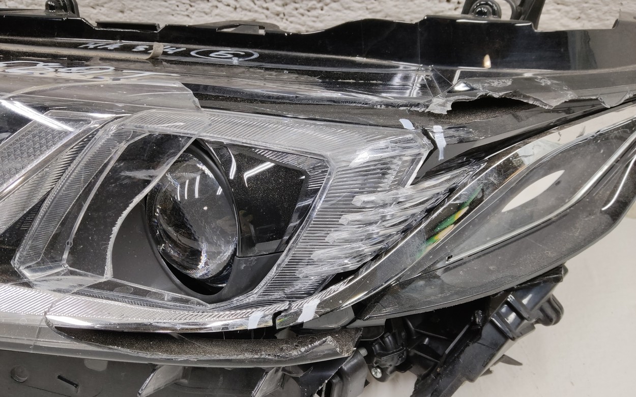 Фара передняя левая Toyota Camry V70 LED