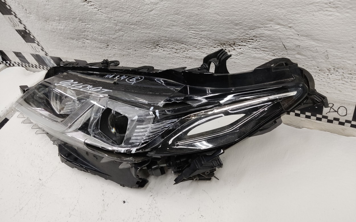 Фара передняя левая Toyota Camry V70 LED