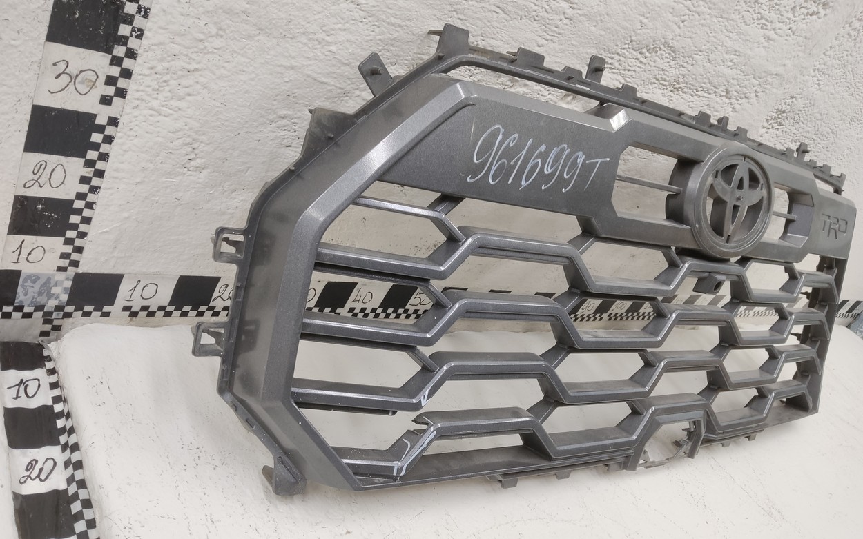 Решетка радиатора Toyota Tundra 3 "TRD" под камеру