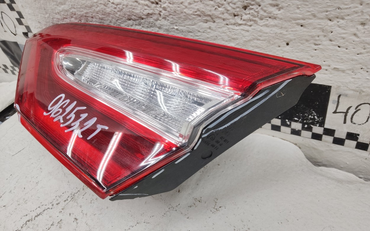 Фонарь задний правый внутренний Toyota Camry V70 LED