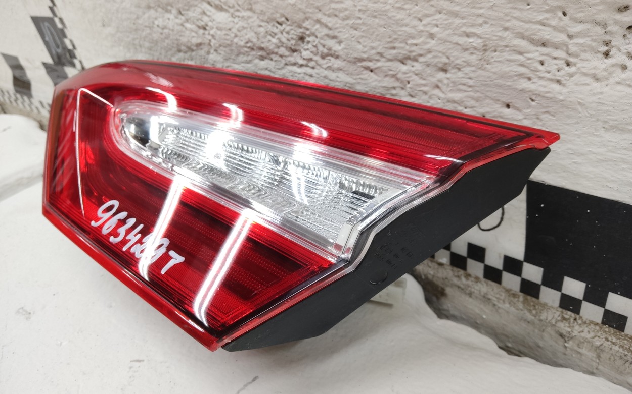 Фонарь задний правый внутренний Toyota Camry V70 LED