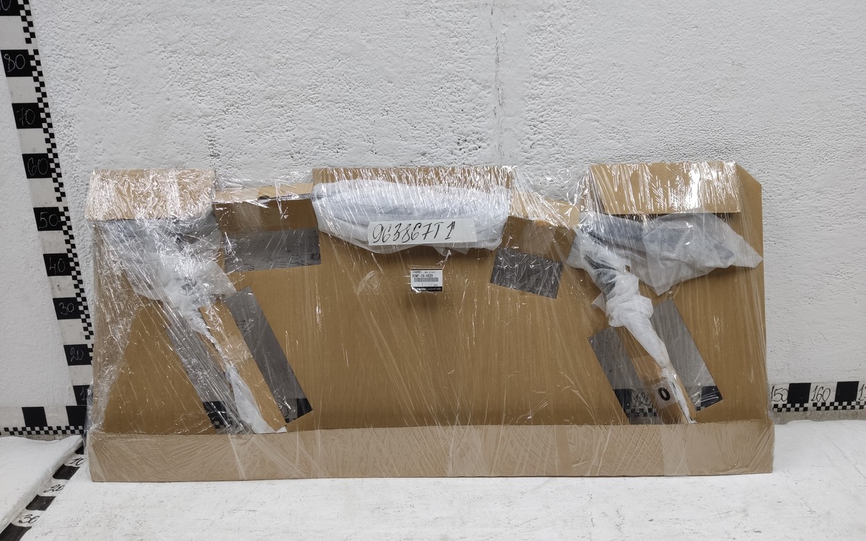 Уплотнитель стекла двери передней правой Mazda 3 BP