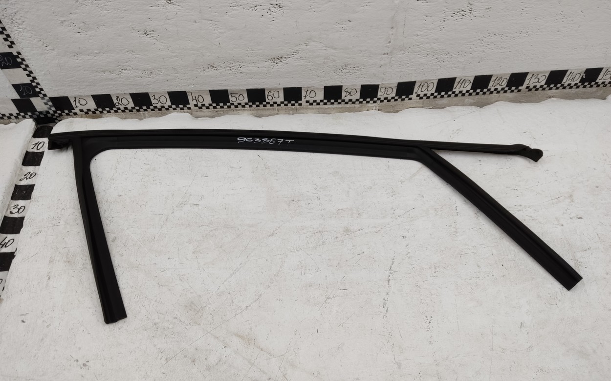 Уплотнитель стекла двери передней правой Mazda 3 BP