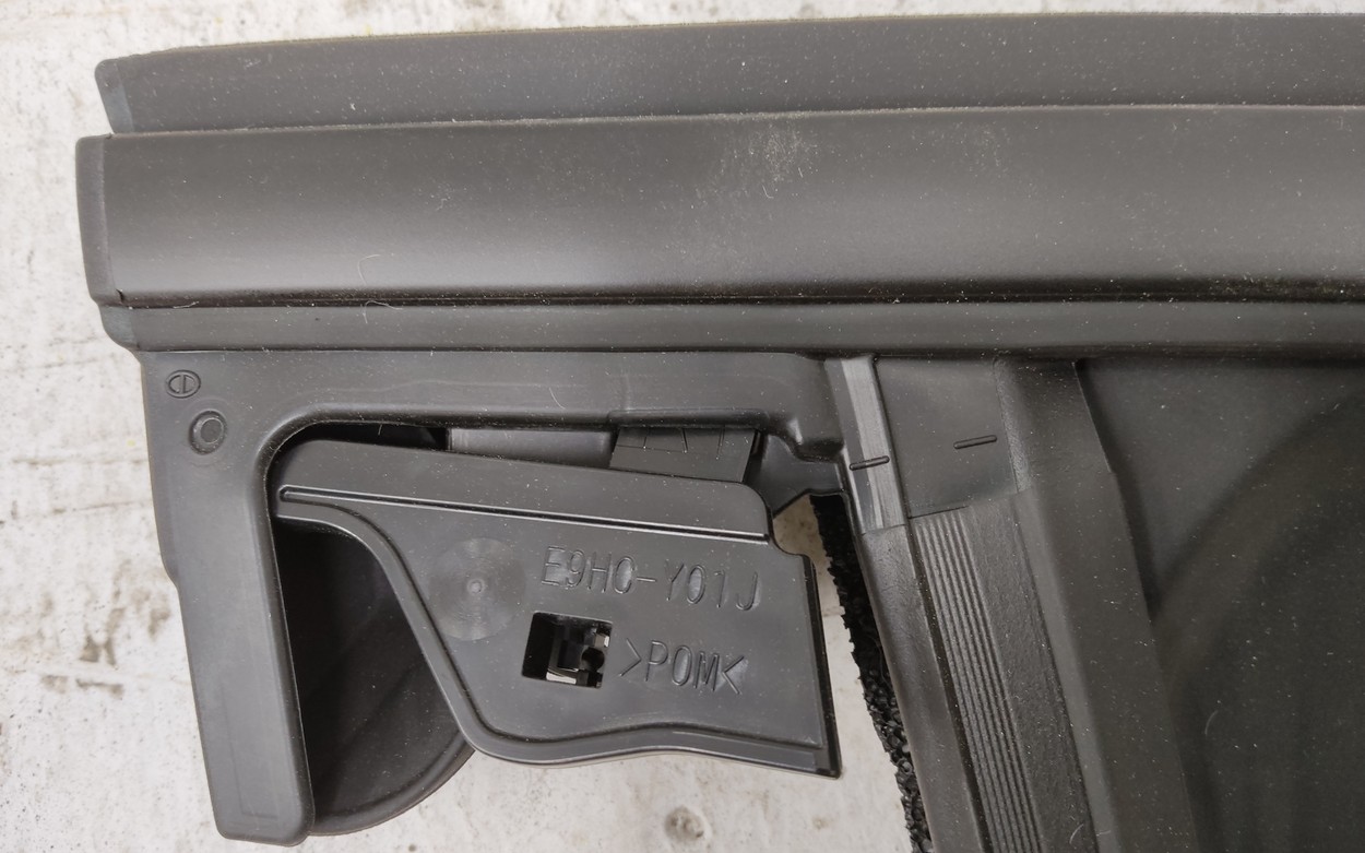 Уплотнитель стекла двери передней правой Mazda 3 BP