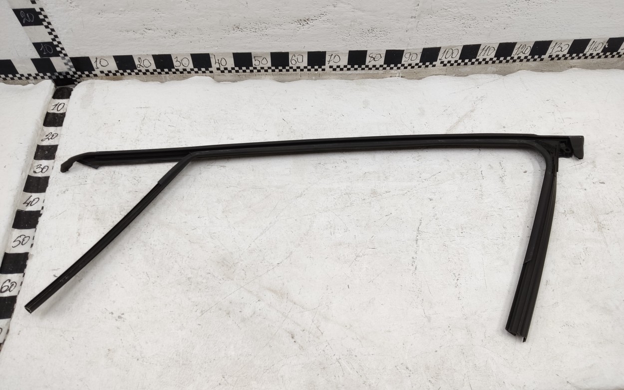 Уплотнитель стекла двери передней правой Mazda 3 BP