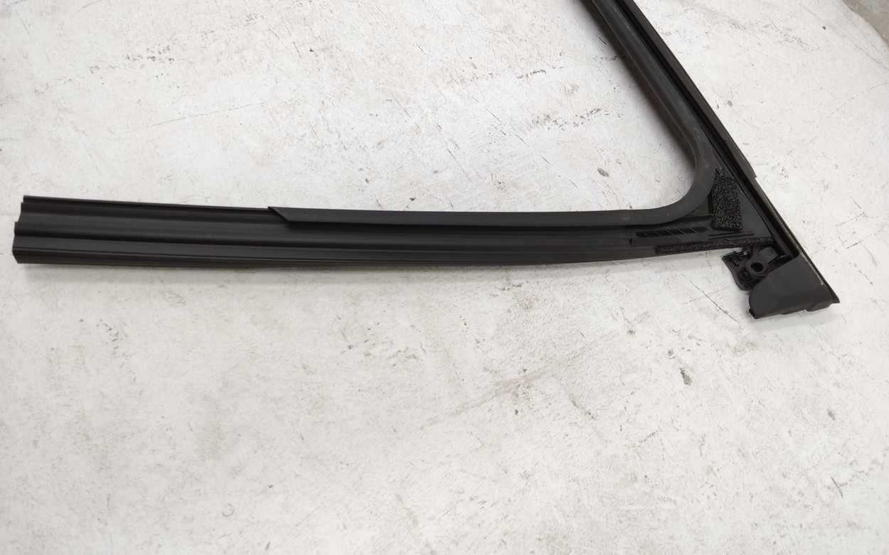 Уплотнитель стекла двери передней правой Mazda 3 BP