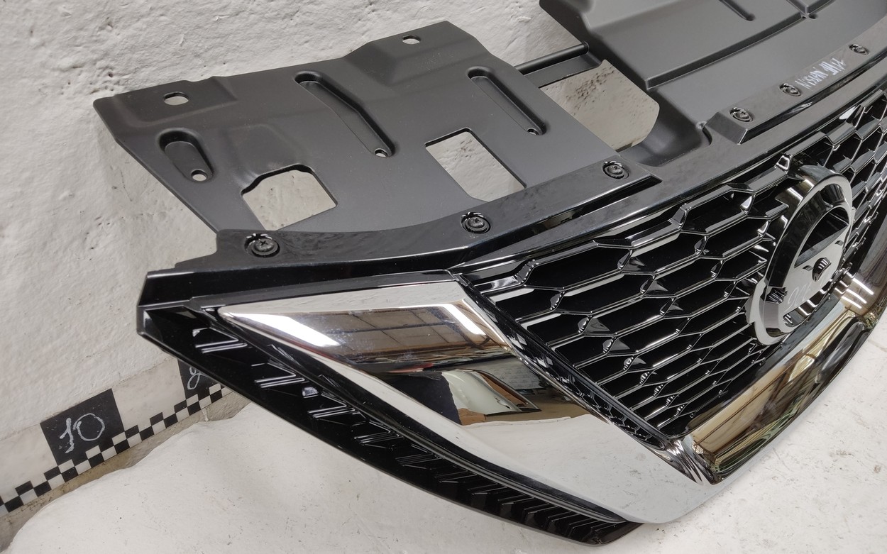 Решетка радиатора Nissan Qashqai 2 Restail