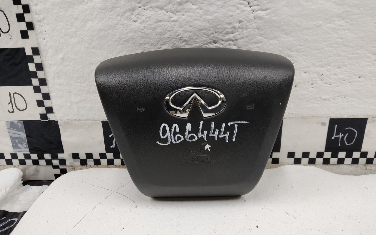 Подушка безопасности водителя "Airbag" Infiniti QX80 черная