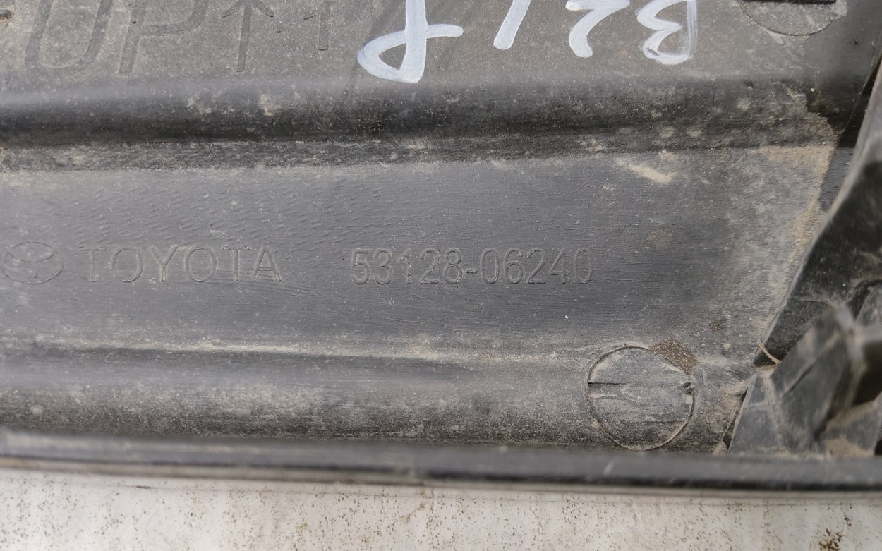 Заглушка буксировочного крюка  переднего бампера левая Toyota  Camry V70 Restail китаец