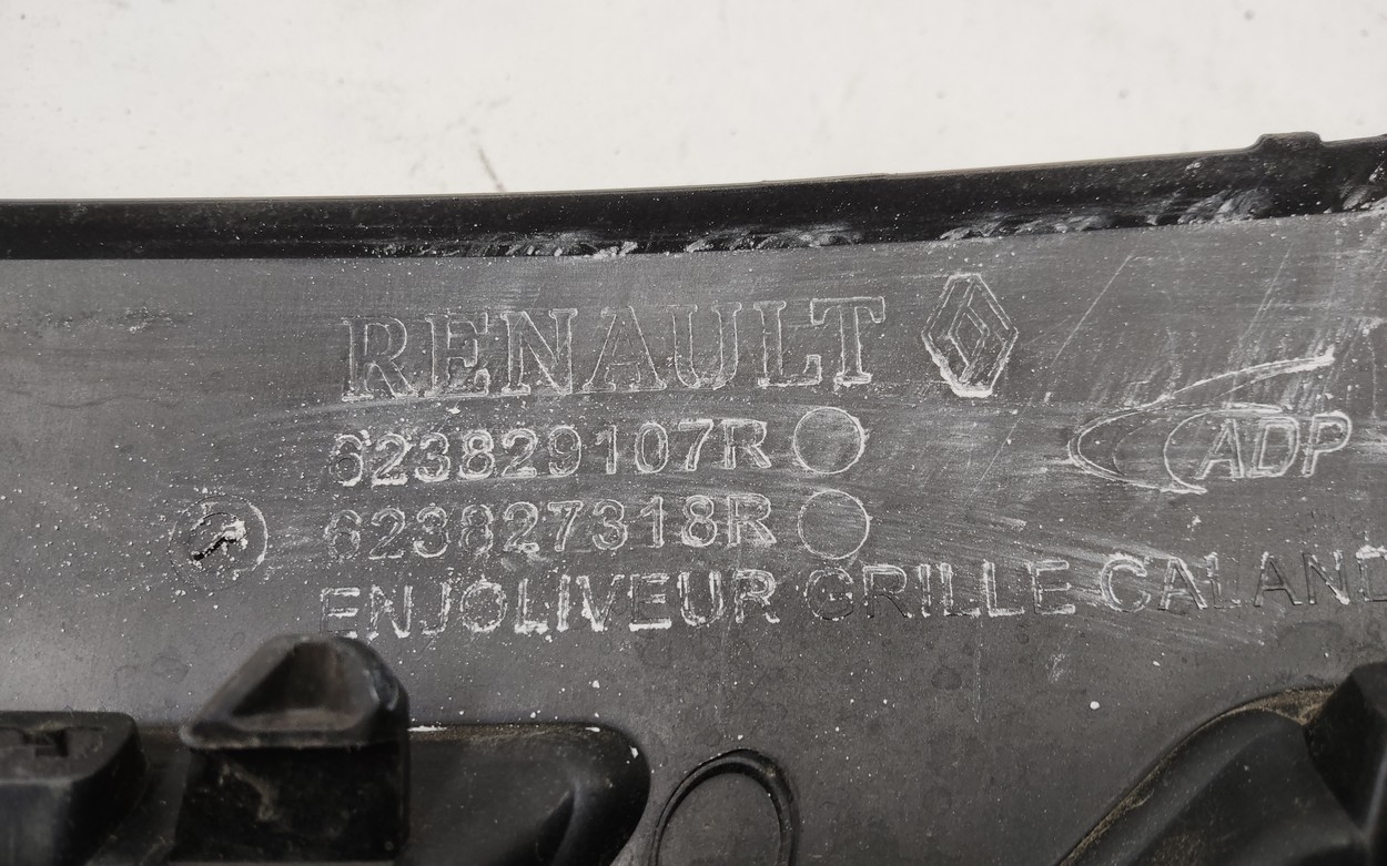 Накладка решетки радиатора Renault Kaptur 1 Restail