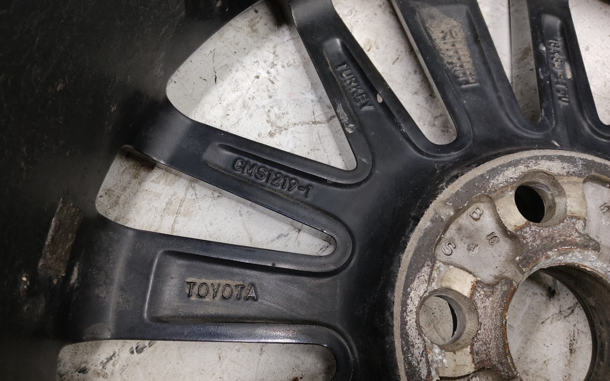 Диск колеса литой Toyota Camry V70 R18 черный с серебристыми спицами