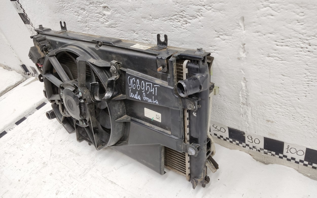 Радиатор охлаждения двигателя Lada Granta 1