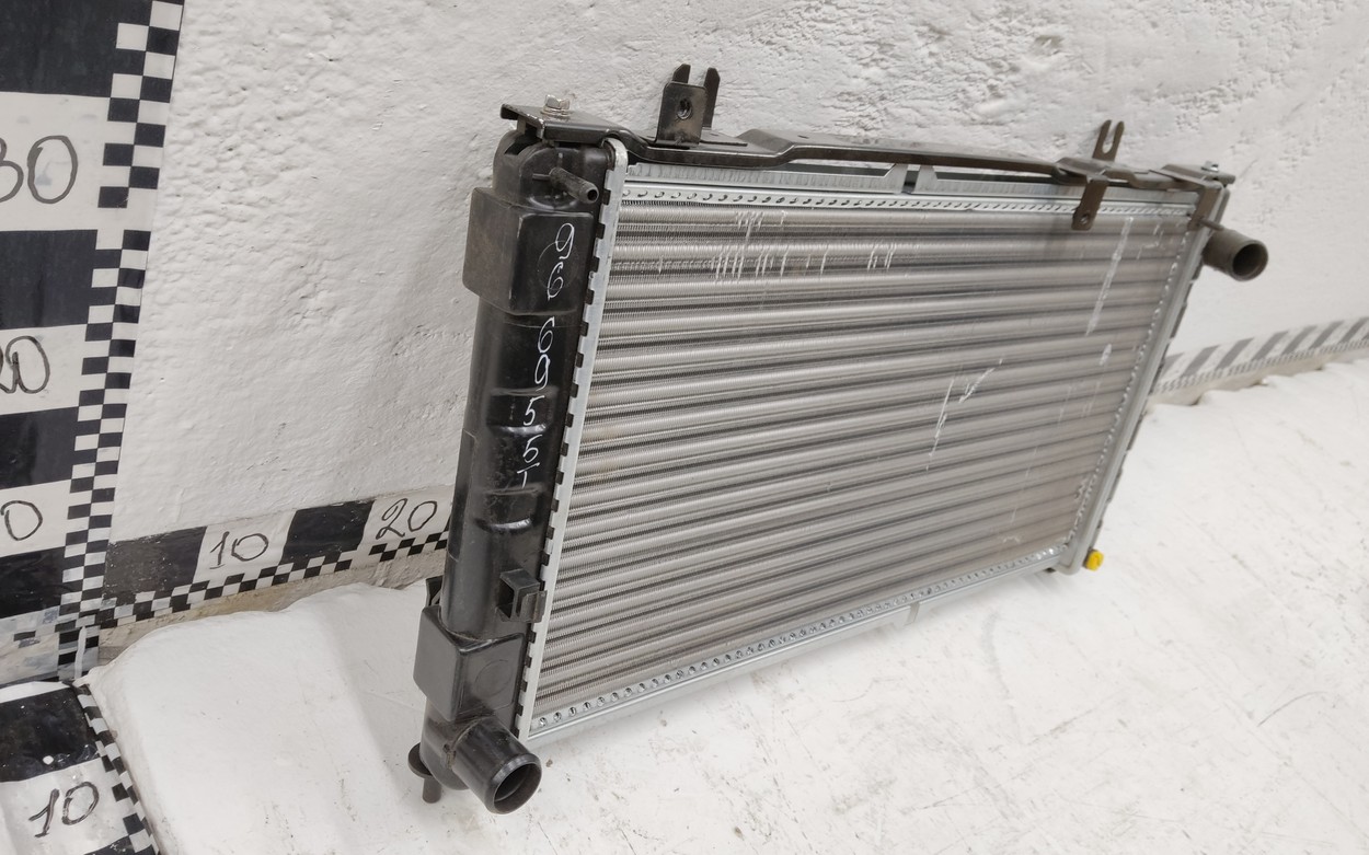 Радиатор охлаждения двигателя Lada Granta механика " Sat "