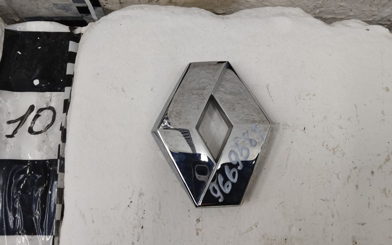 Эмблема крышки багажника Renault Duster 1