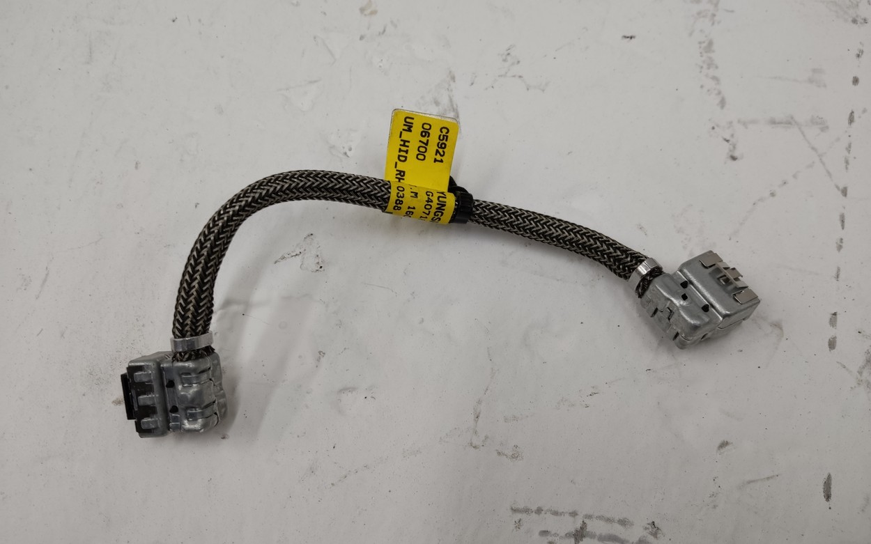 Бронепровод блока розжига ксенона на лампу правый Kia Sorento 3