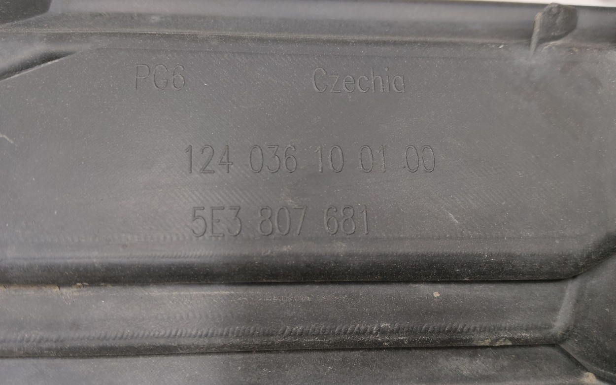 Рамка ПТФ передней левой Skoda Octavia A8