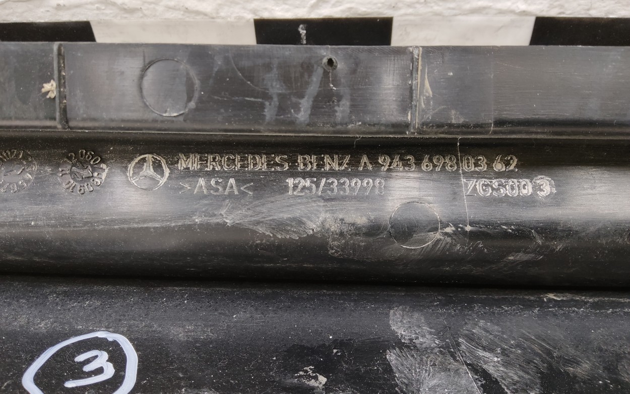 Накладка стойки лобового стекла левая Mercedes-Benz Actros 3