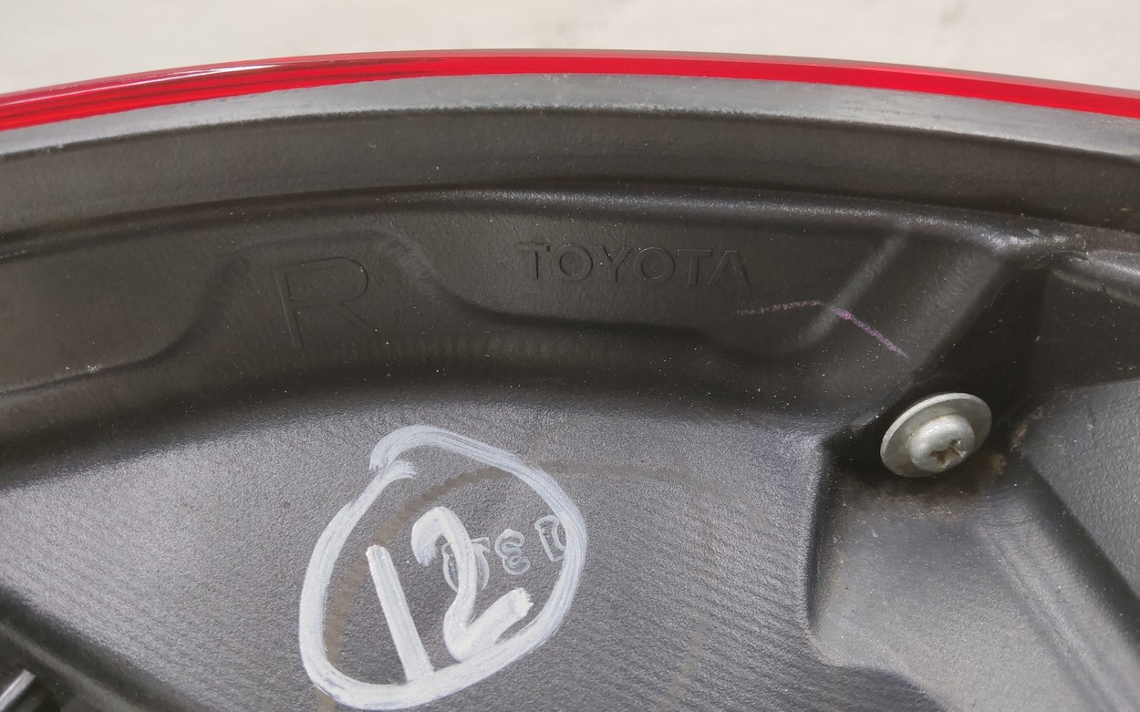 Фонарь задний правый наружный Toyota Camry V70
