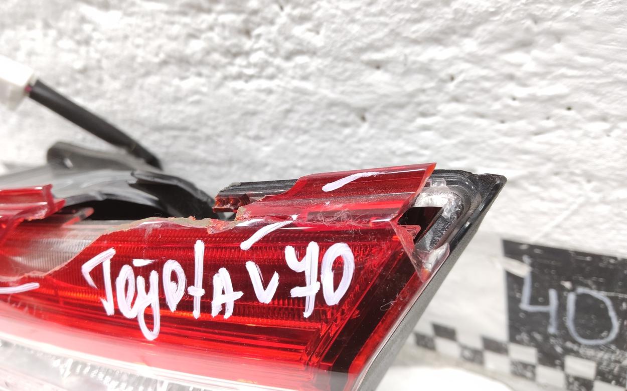 Фонарь задний правый внутренний Toyota Camry V70 LED