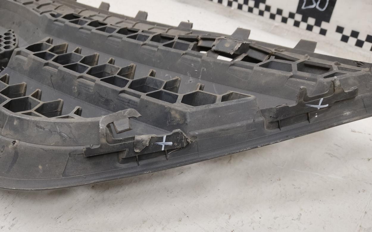 Решетка радиатора нового образца Lada Largus Cross