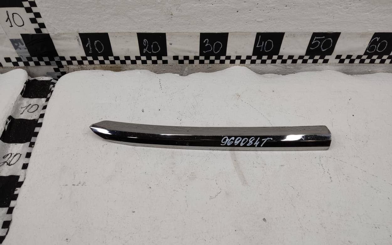 Накладка хром переднего бампера правая верхняя Lada XRAY Cross