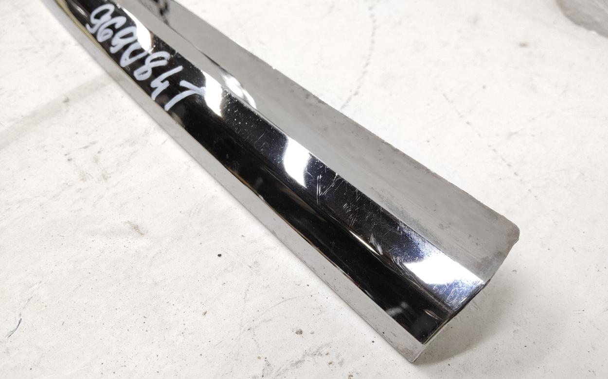 Накладка хром переднего бампера правая верхняя Lada XRAY Cross