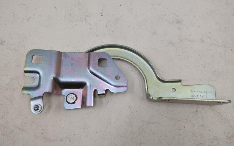 Петля капота правая Lada XRay