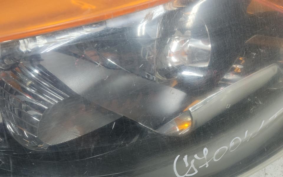 Фара передняя правая Mitsubishi L200 5 галоген черная оранжевый повторитель
