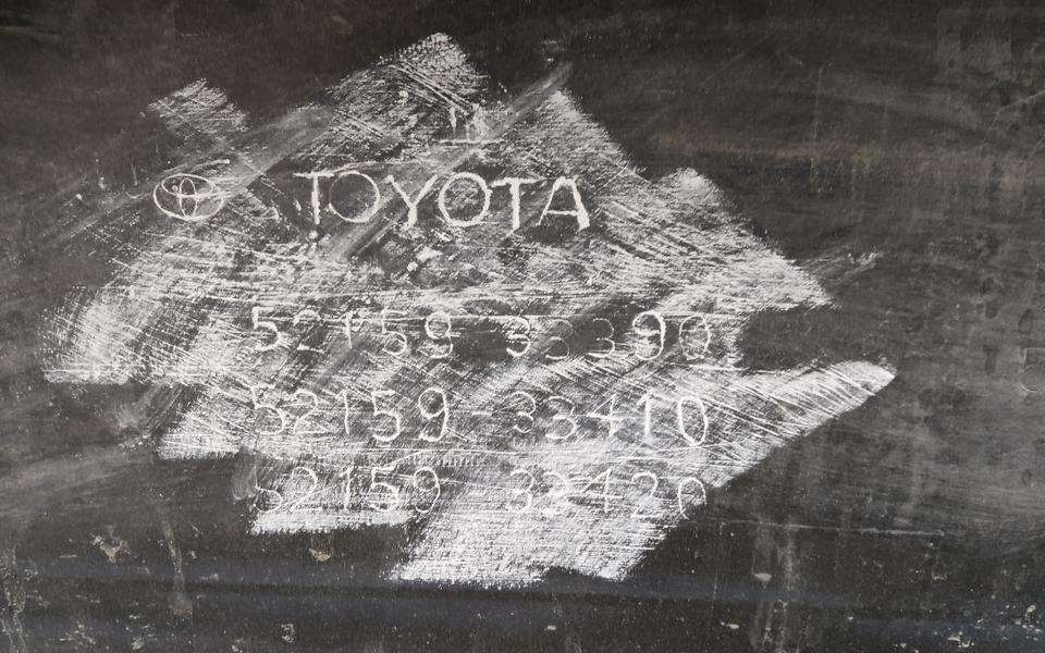 Бампер задний Toyota Camry V70