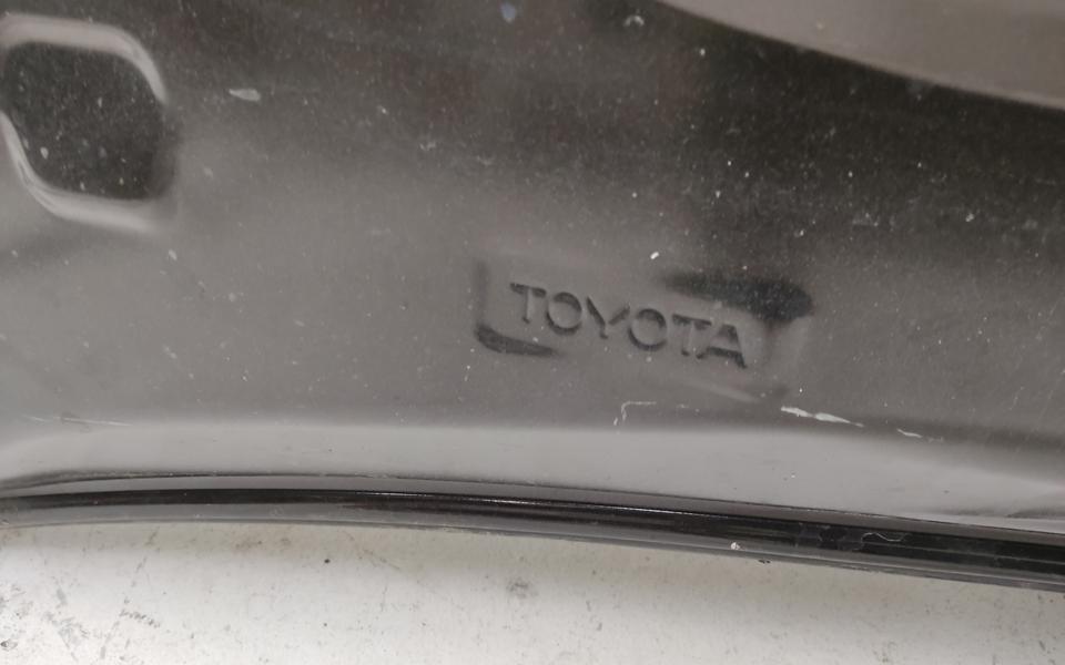 Капот Toyota Hilux 8 не под молдинг