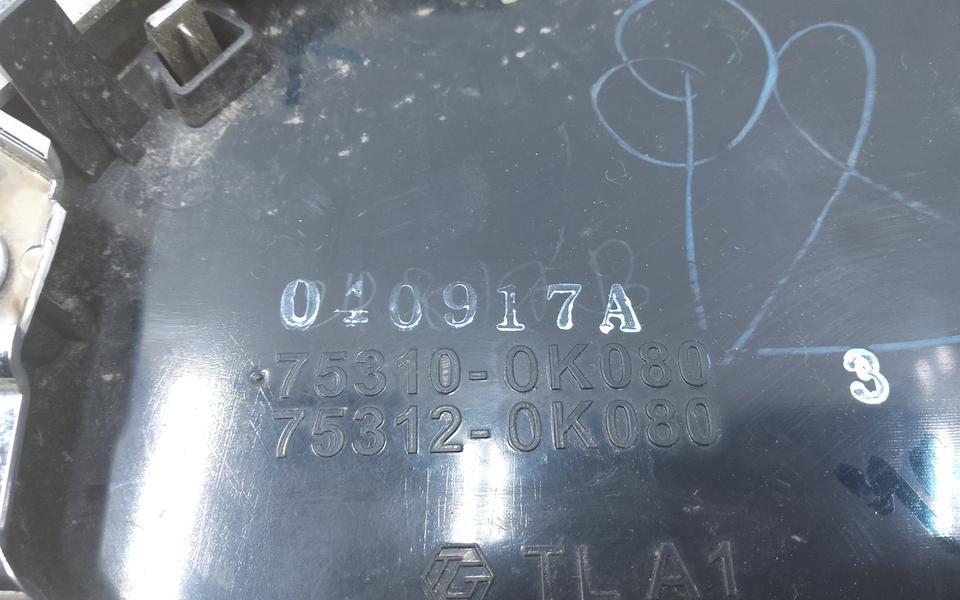 Эмблема решетки радиатора Toyota Fortuner 2