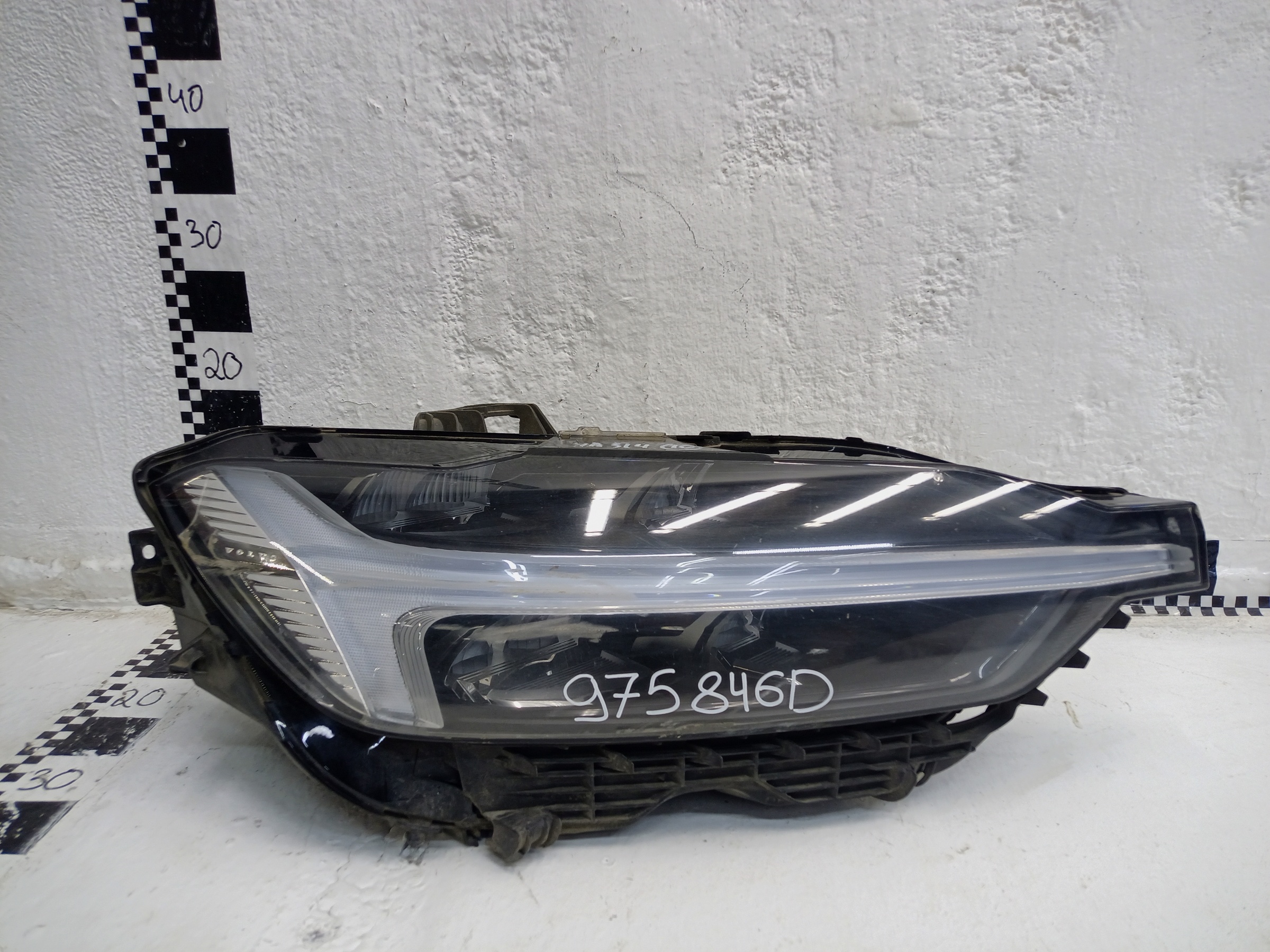 Фара передняя правая Volvo XC60 2 LED