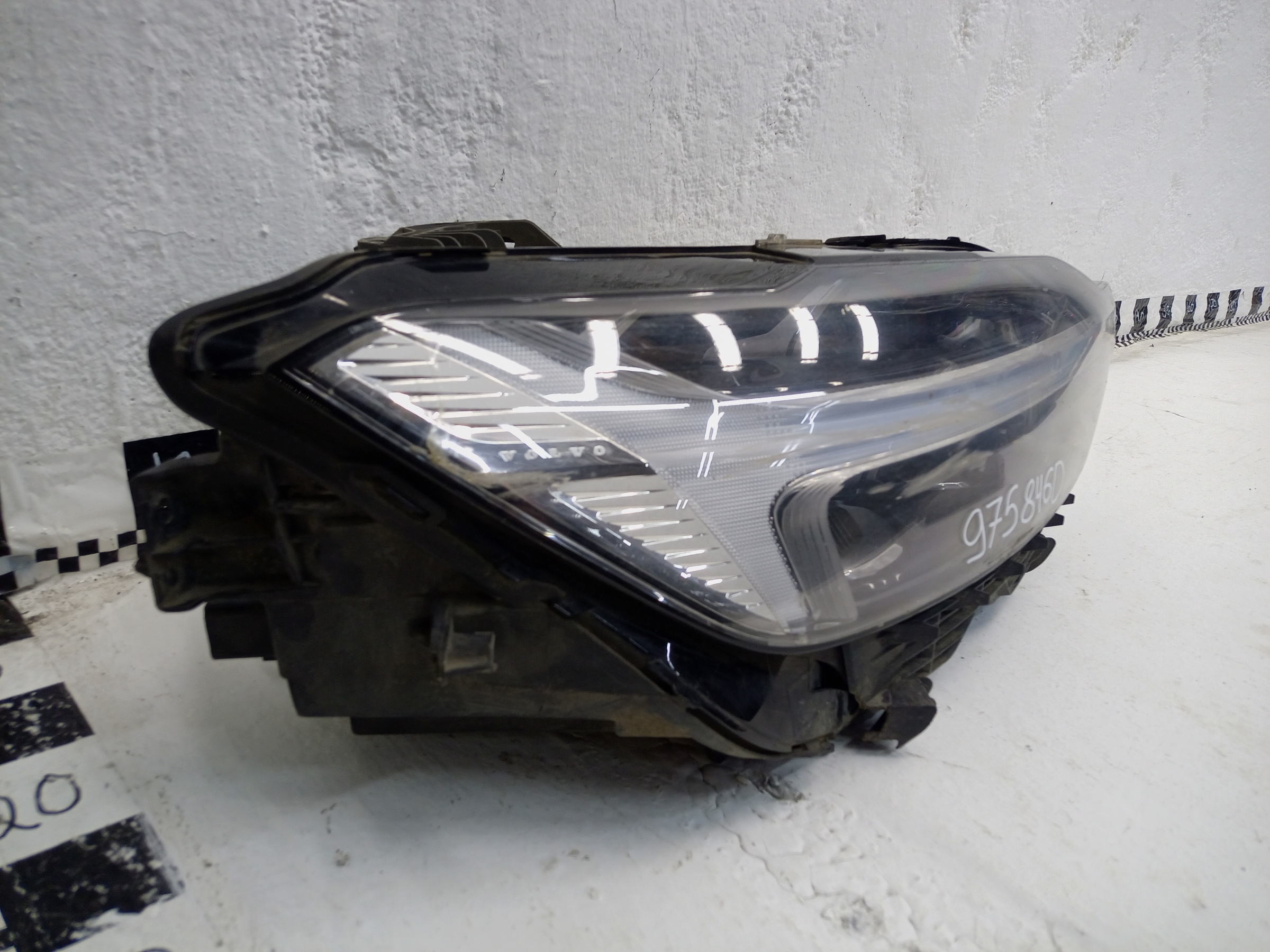 Фара передняя правая Volvo XC60 2 LED