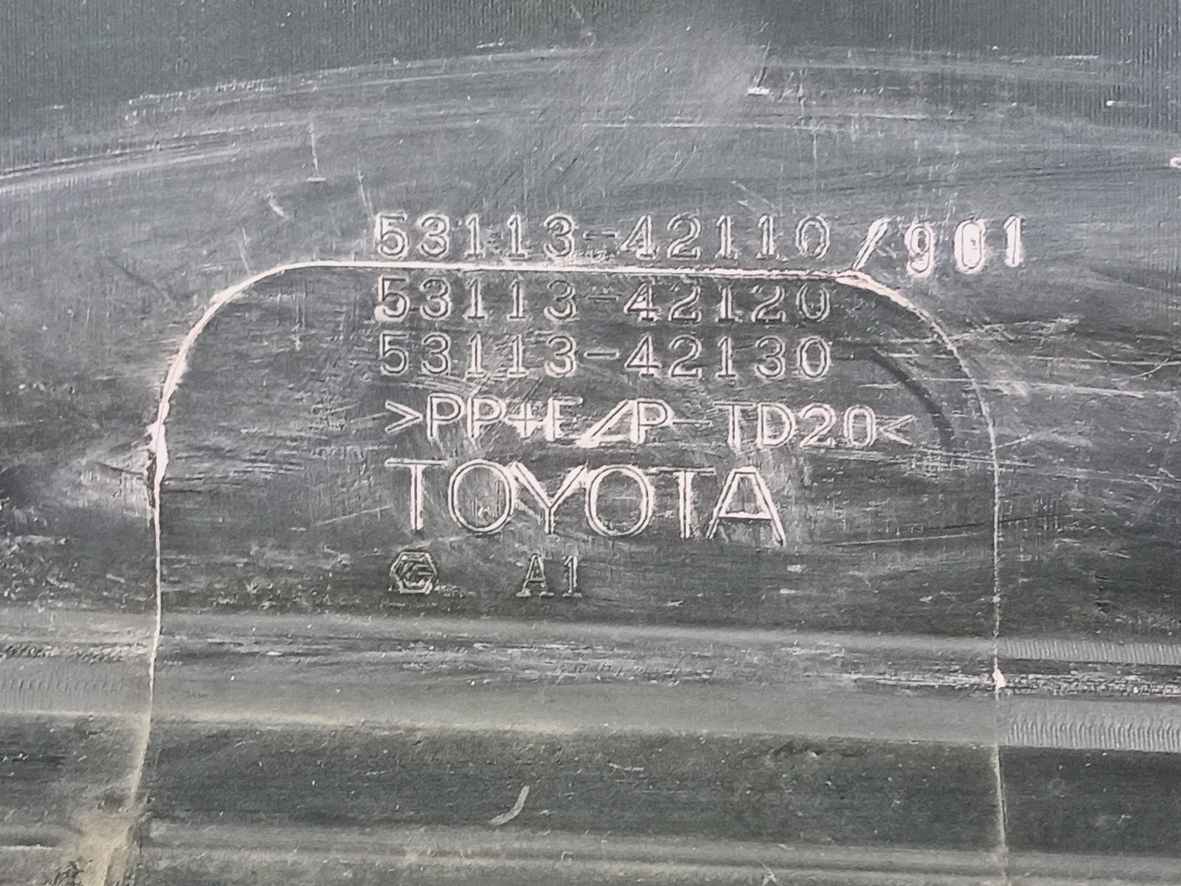 Решетка переднего бампера центральная Toyota RAV4 XA50