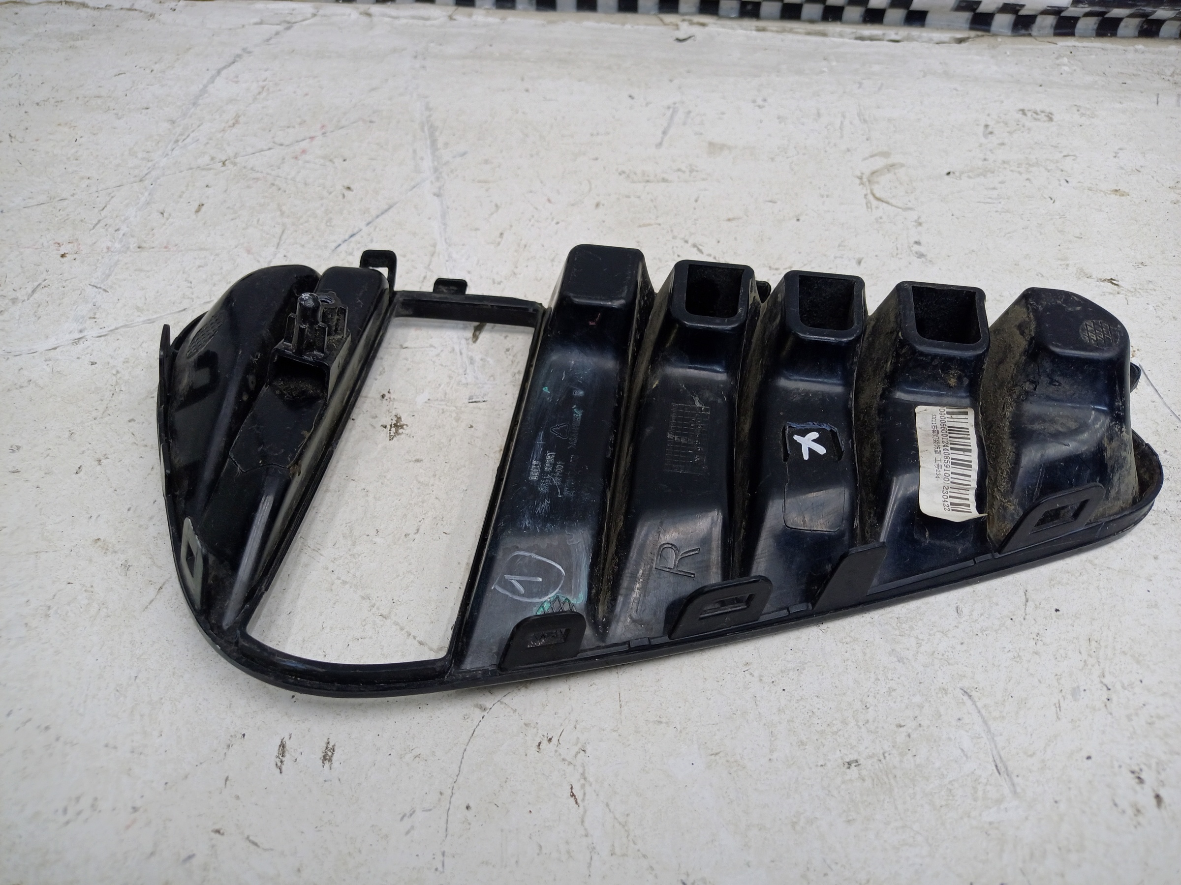 Рамка ПТФ передней правой Geely Coolray