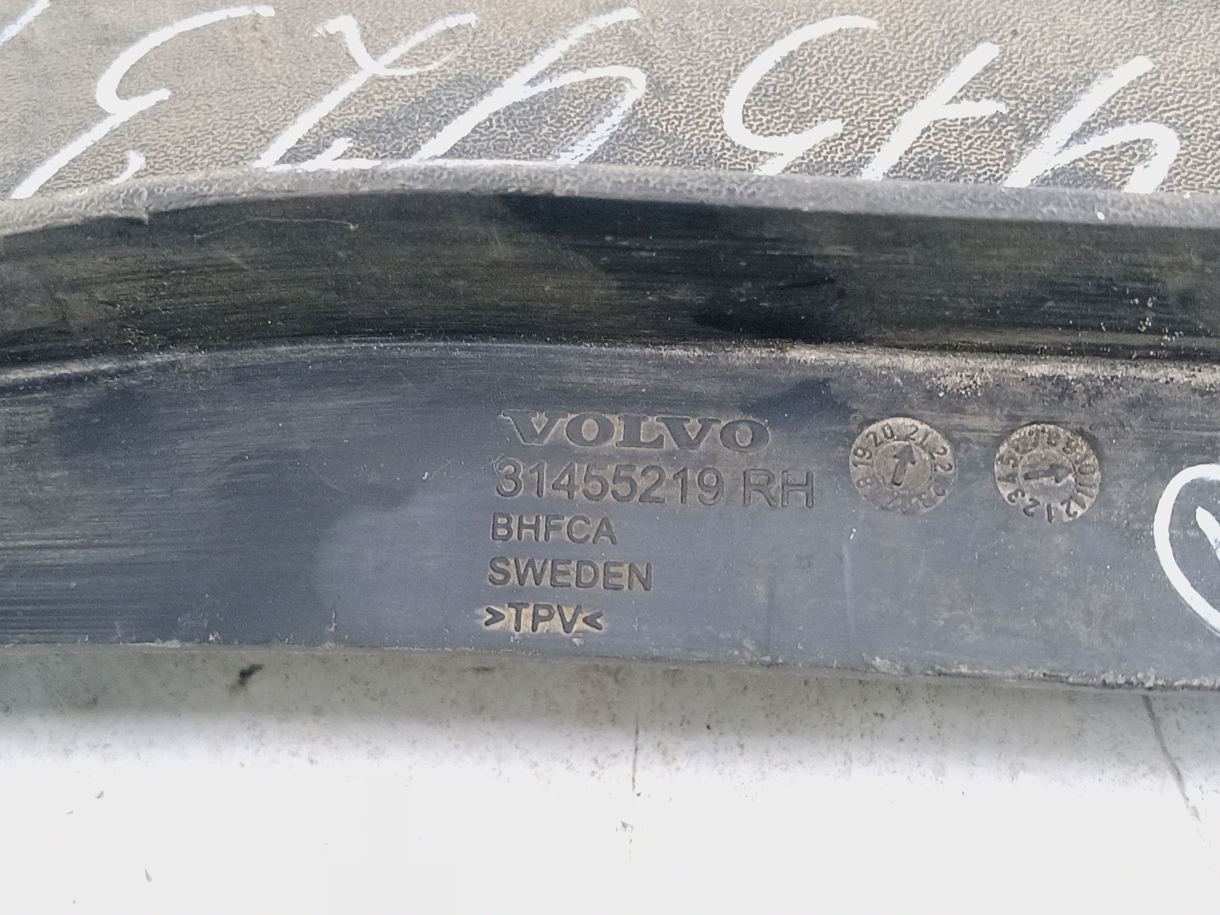 Брызговик передний правый Volvo XC60 2