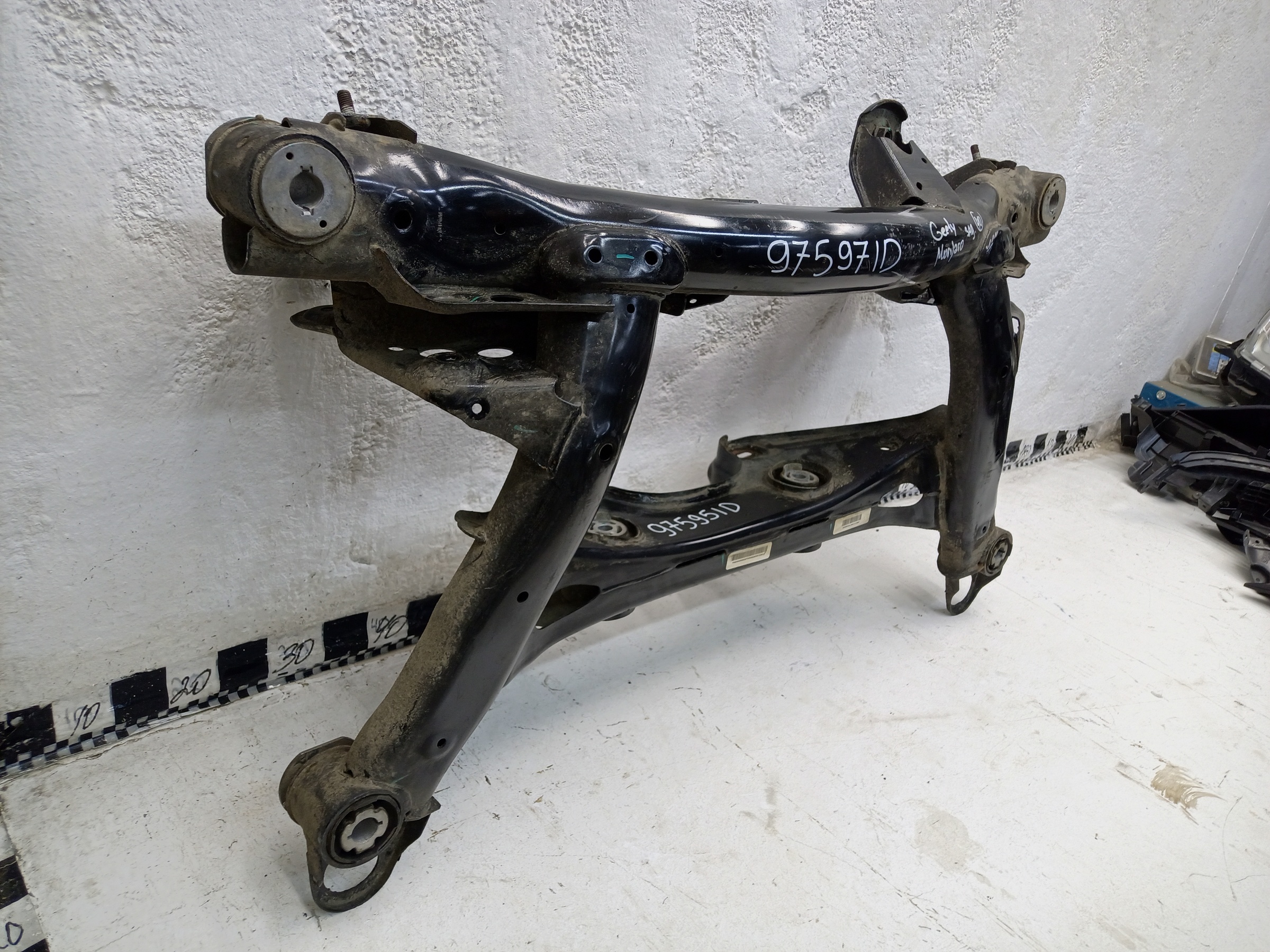 Подрамник задний Geely Monjaro