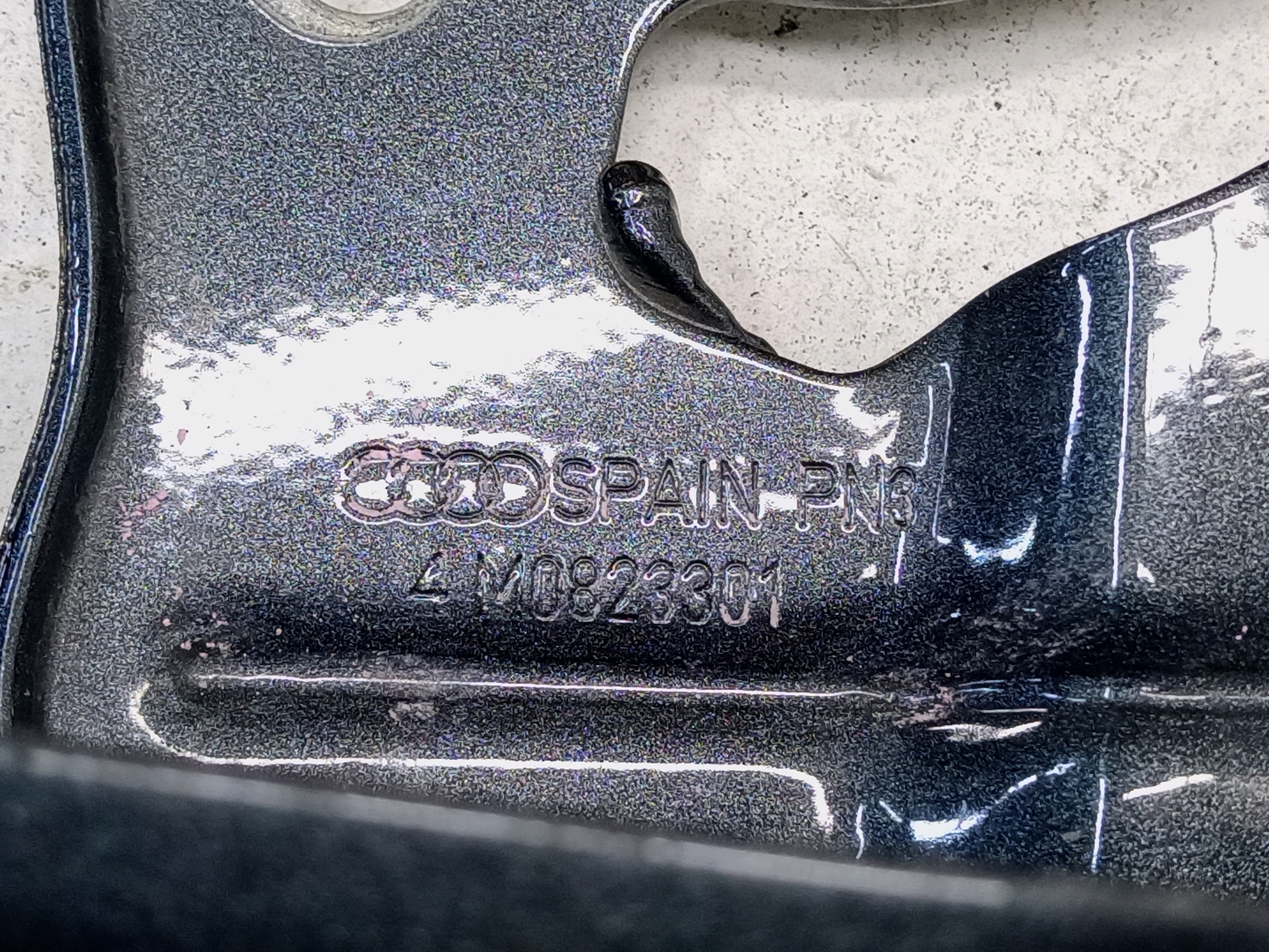 Петля капота левая Audi Q7 2