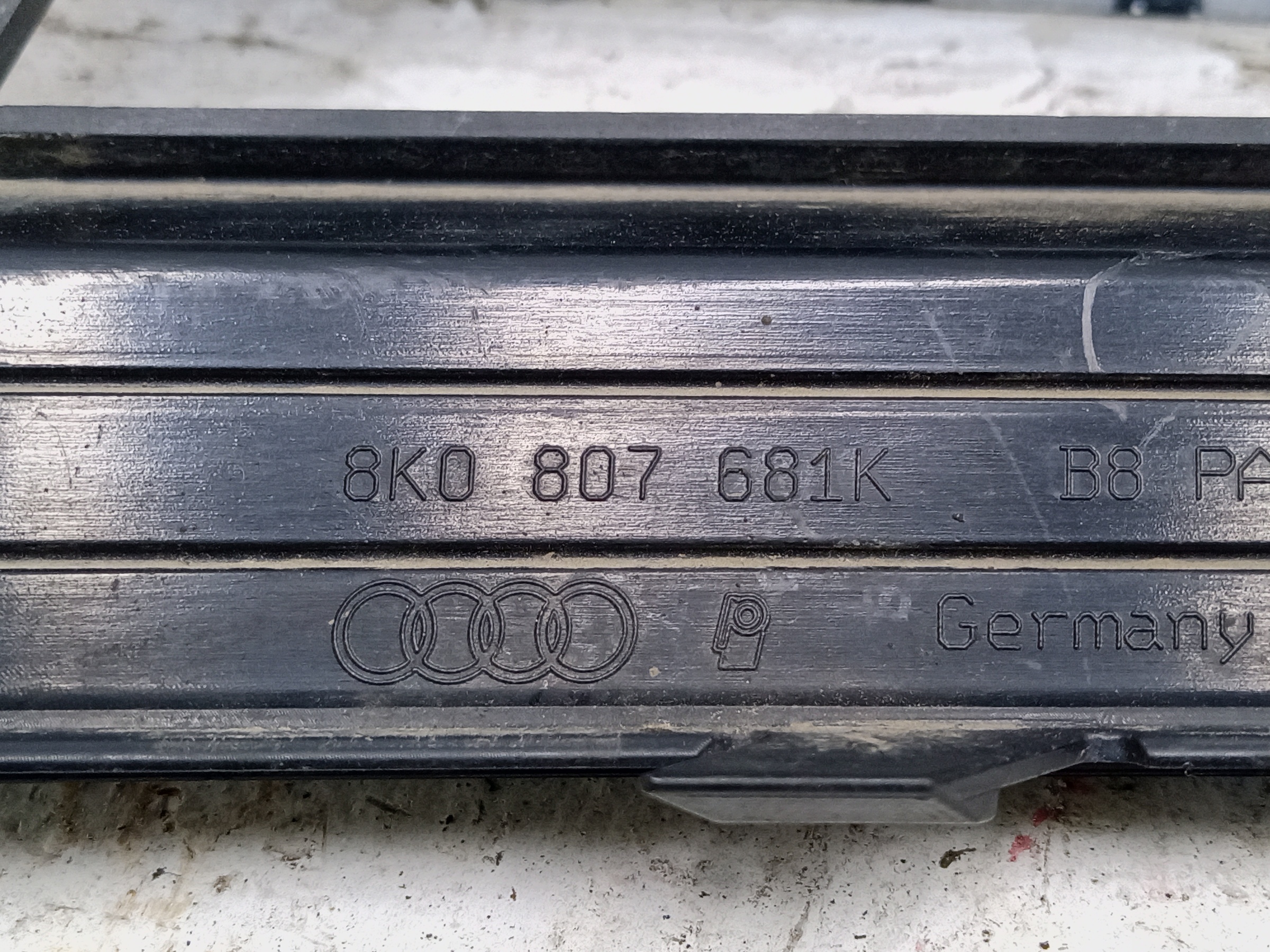 Рамка ПТФ передней левой Audi A4 B8 Restail