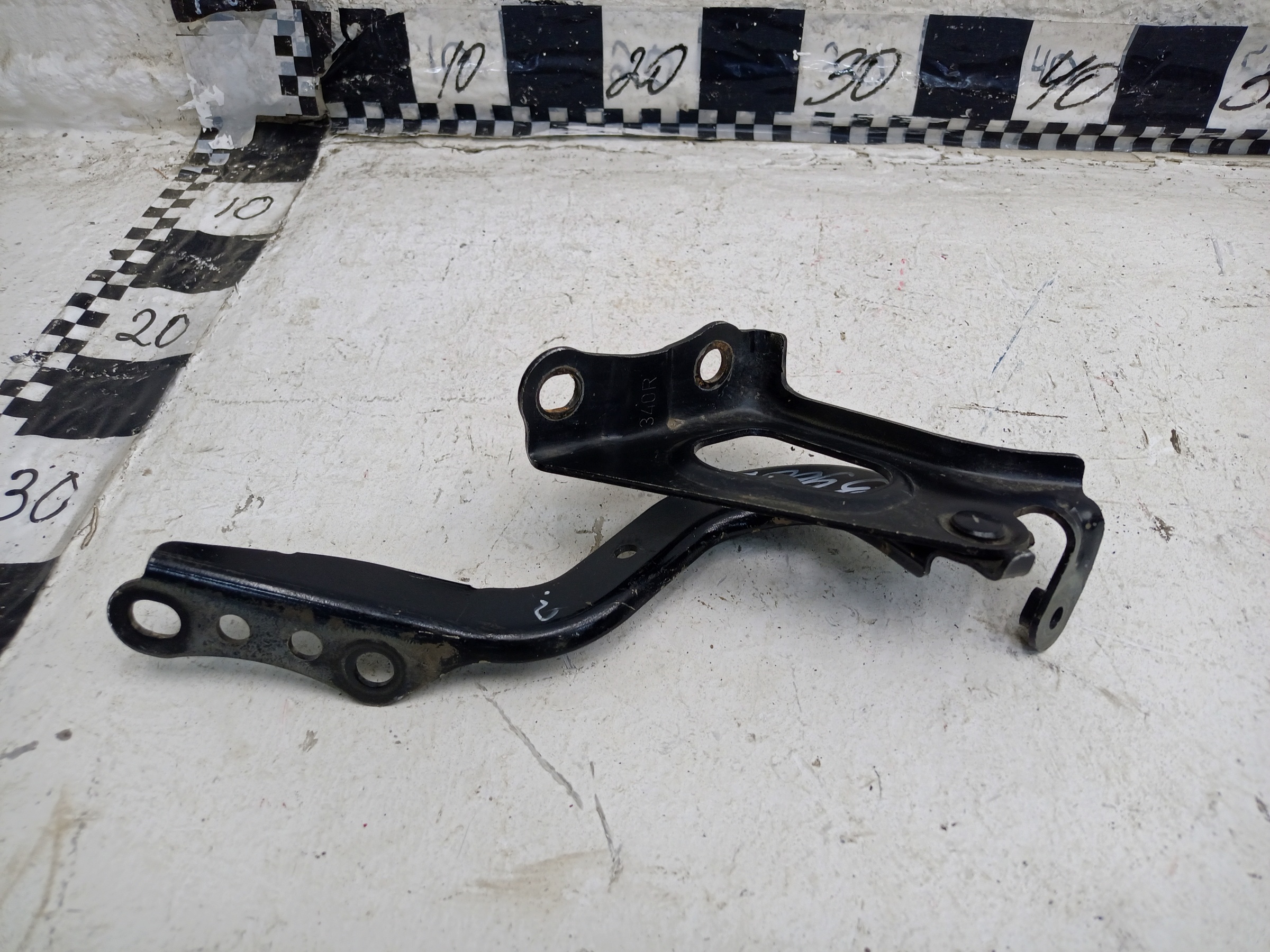Петля капота правая Toyota RAV4 XA50