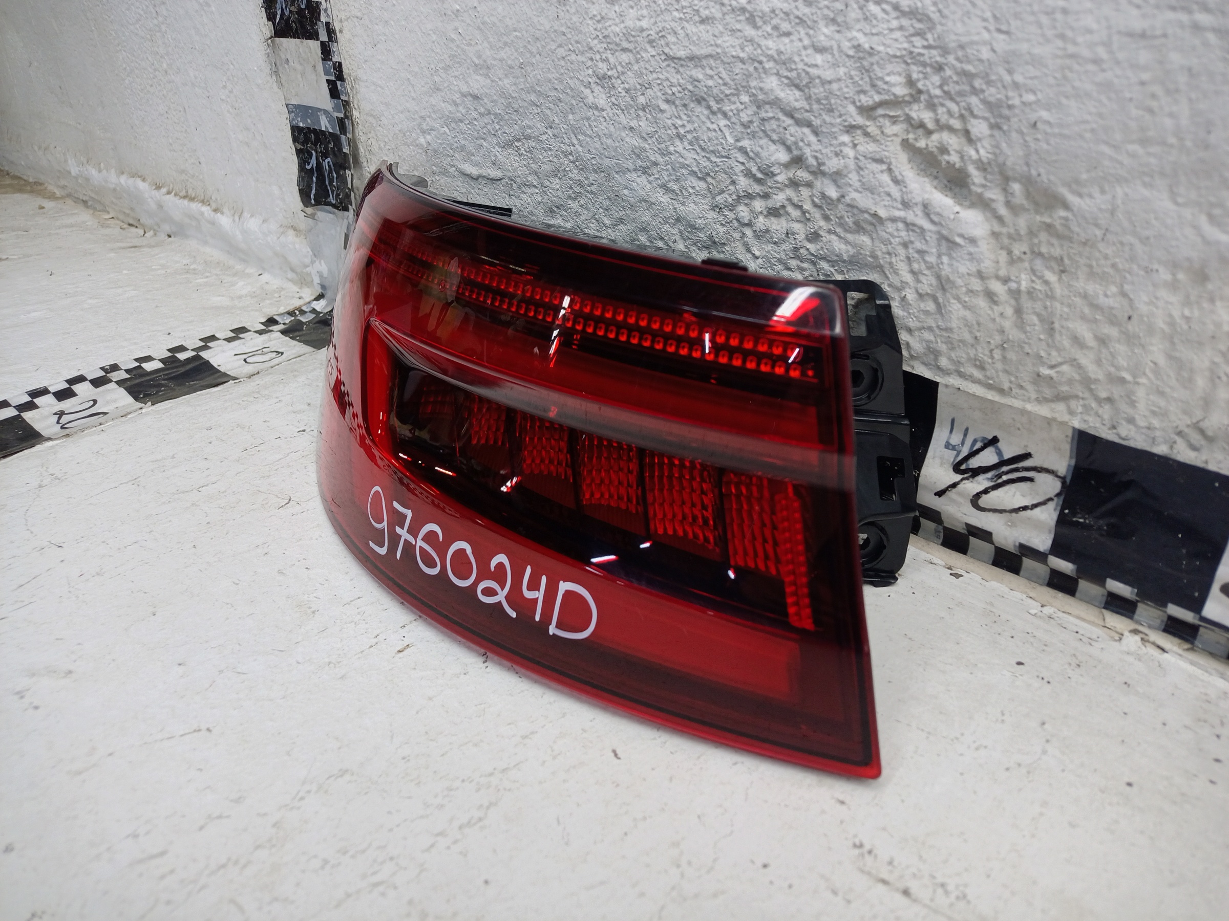 Фонарь задний левый наружный Audi A4 B9 Sedan LED