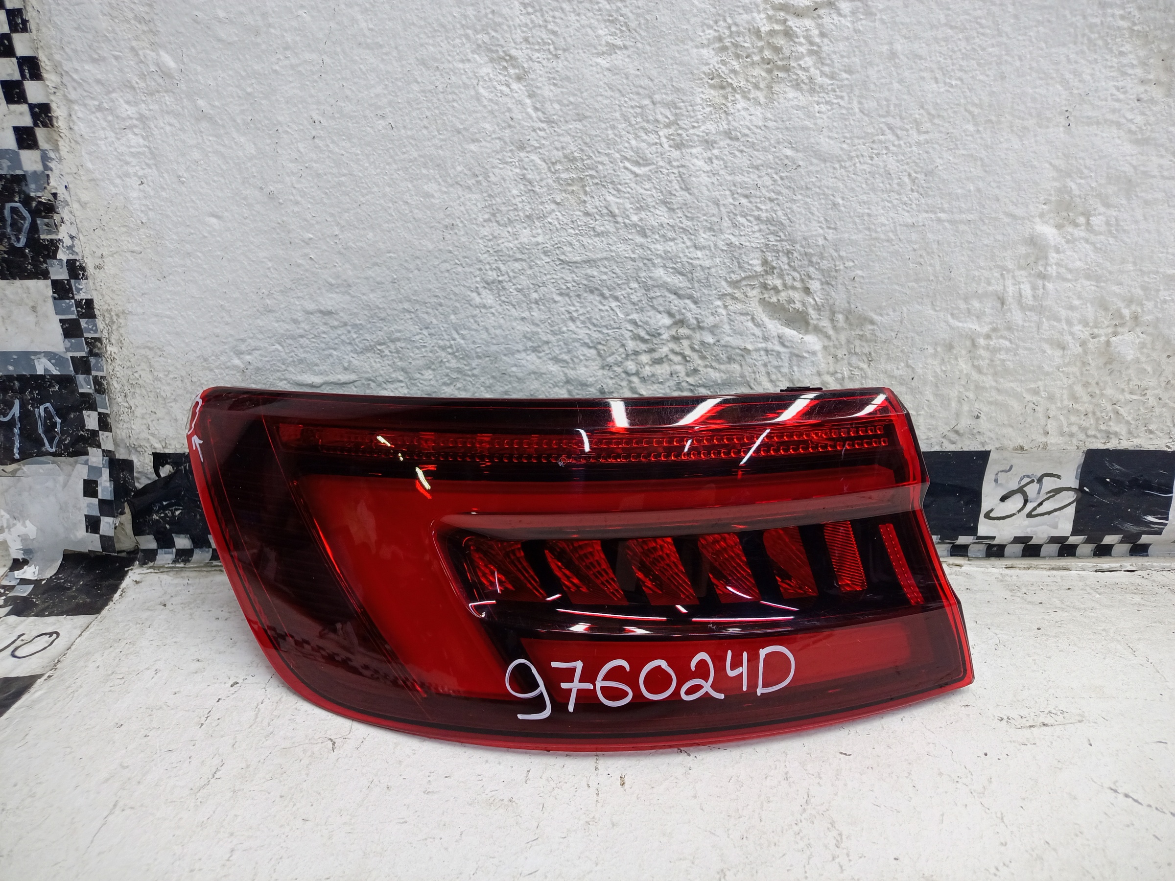 Фонарь задний левый наружный Audi A4 B9 Sedan LED