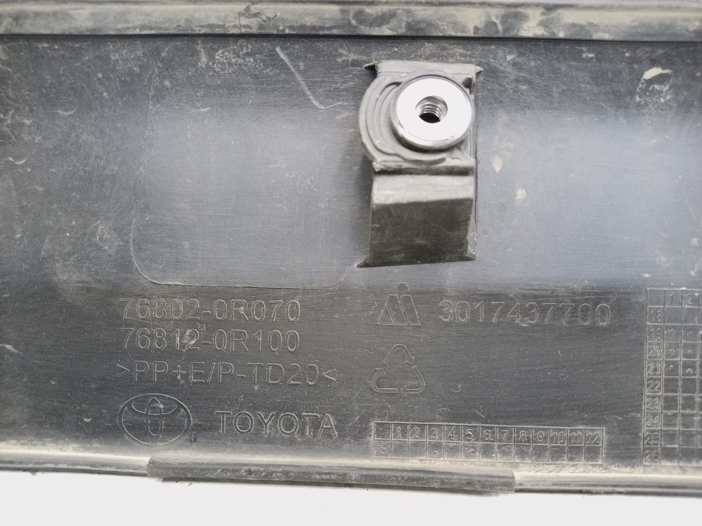 Накладка крышки багажника Toyota RAV4 XA50