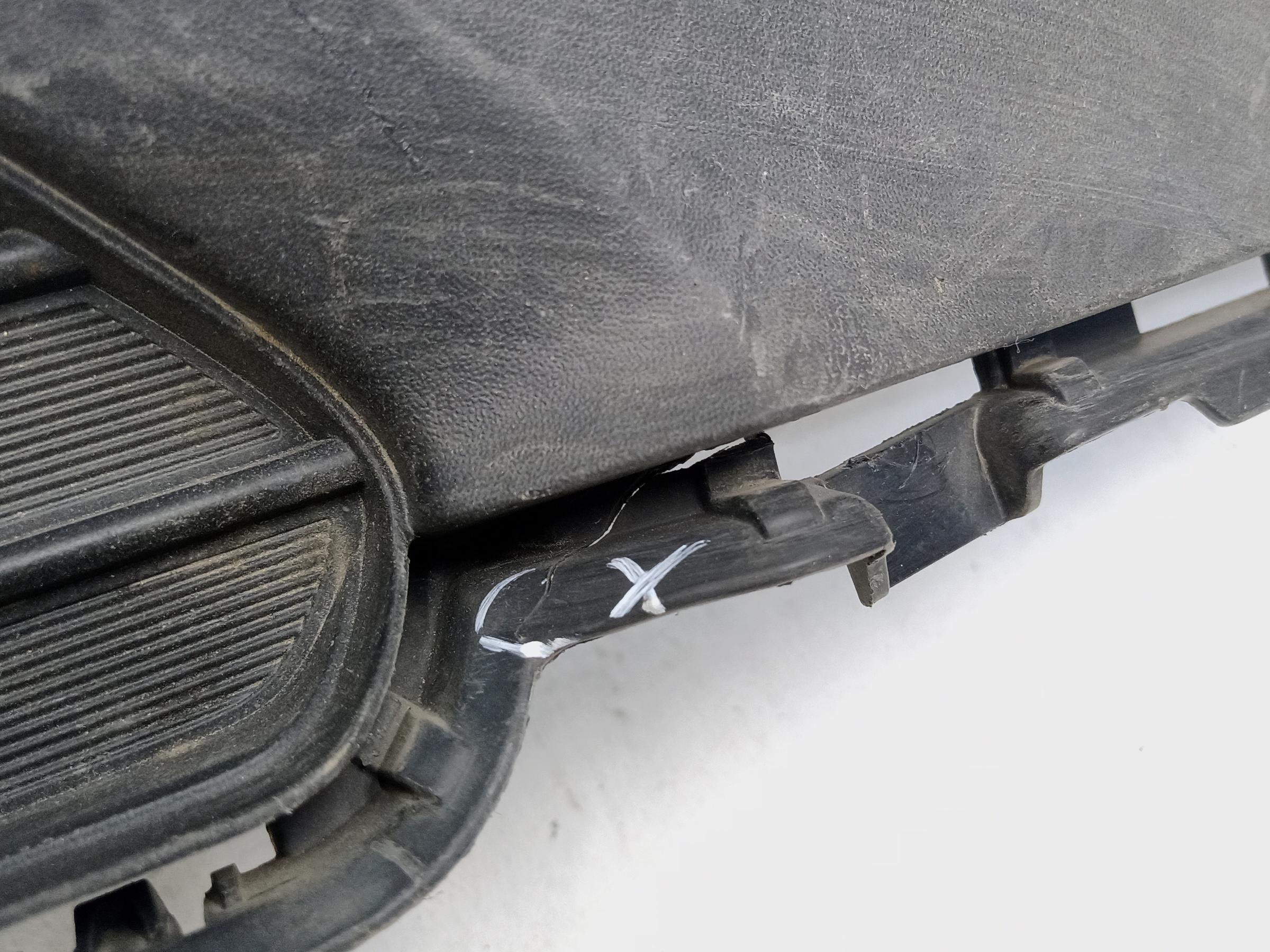 Решетка переднего бампера центральная Toyota RAV4 XA50