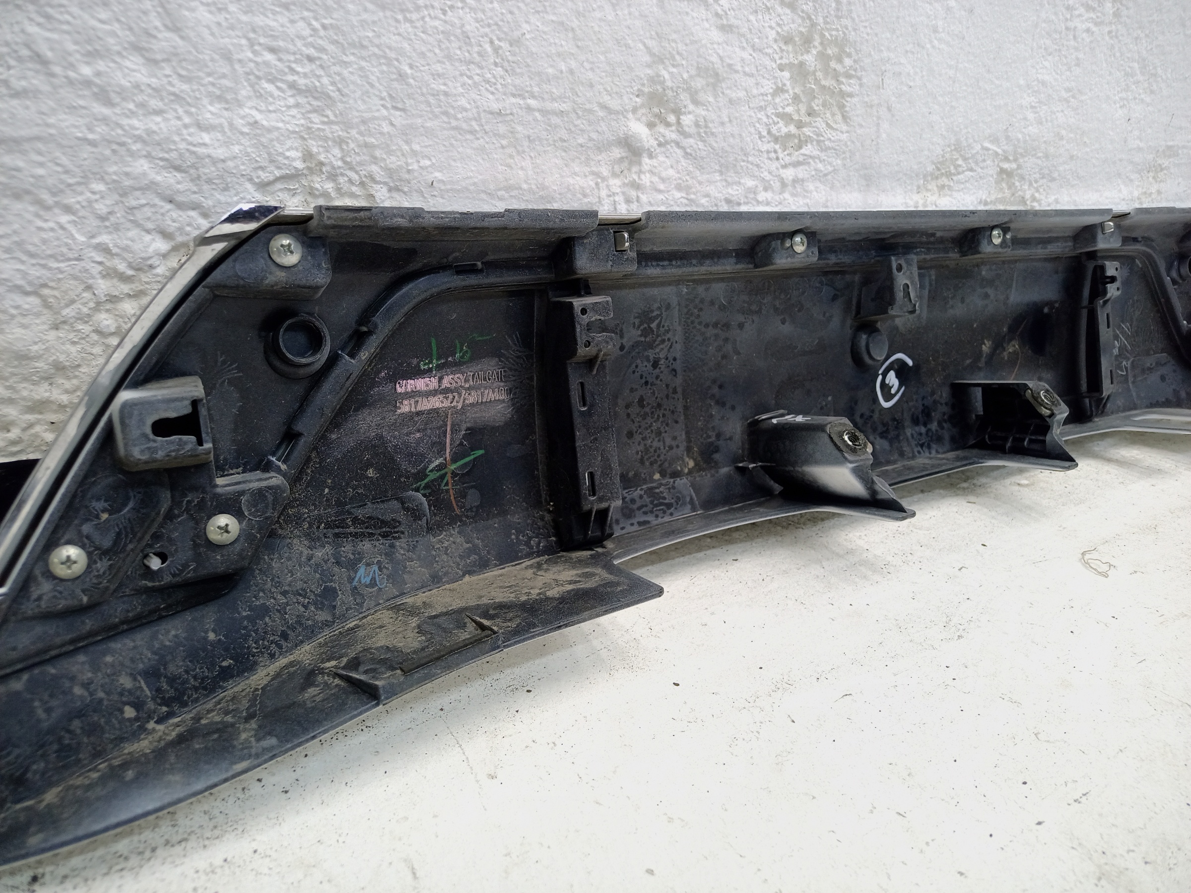 Накладка крышки багажника Mitsubishi Outlander 3 Restail 2