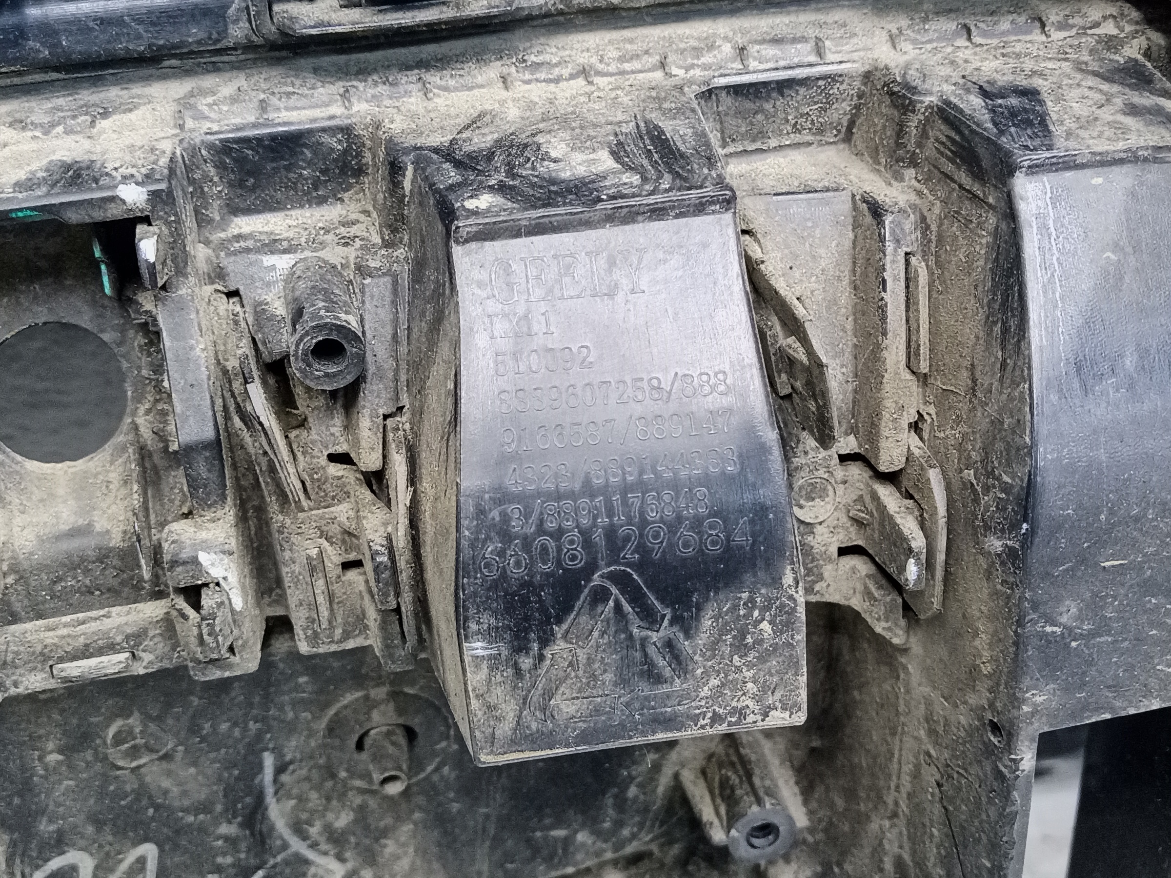 Решетка радиатора Geely Monjaro