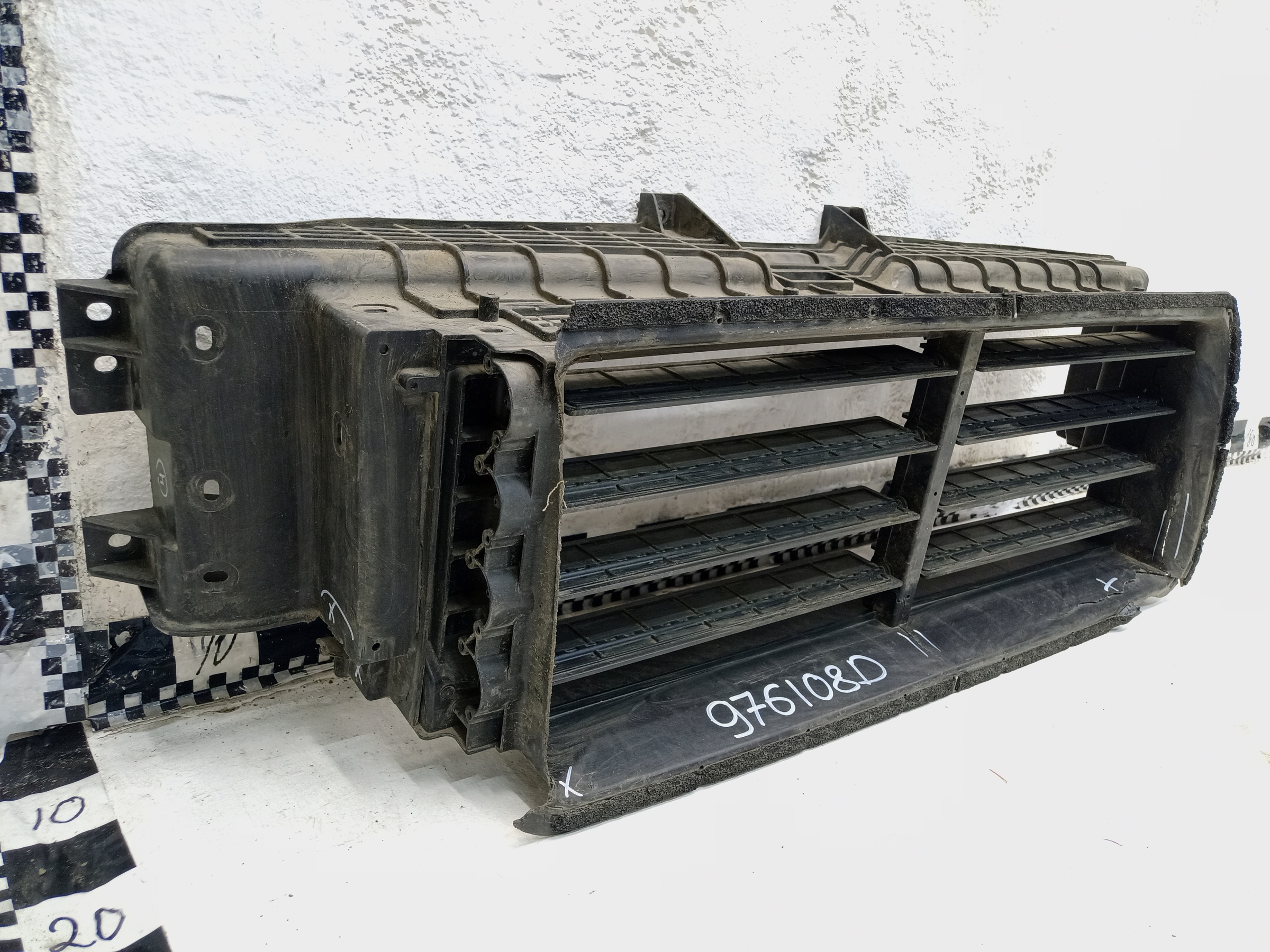 Жалюзи воздуховода Genesis GV70