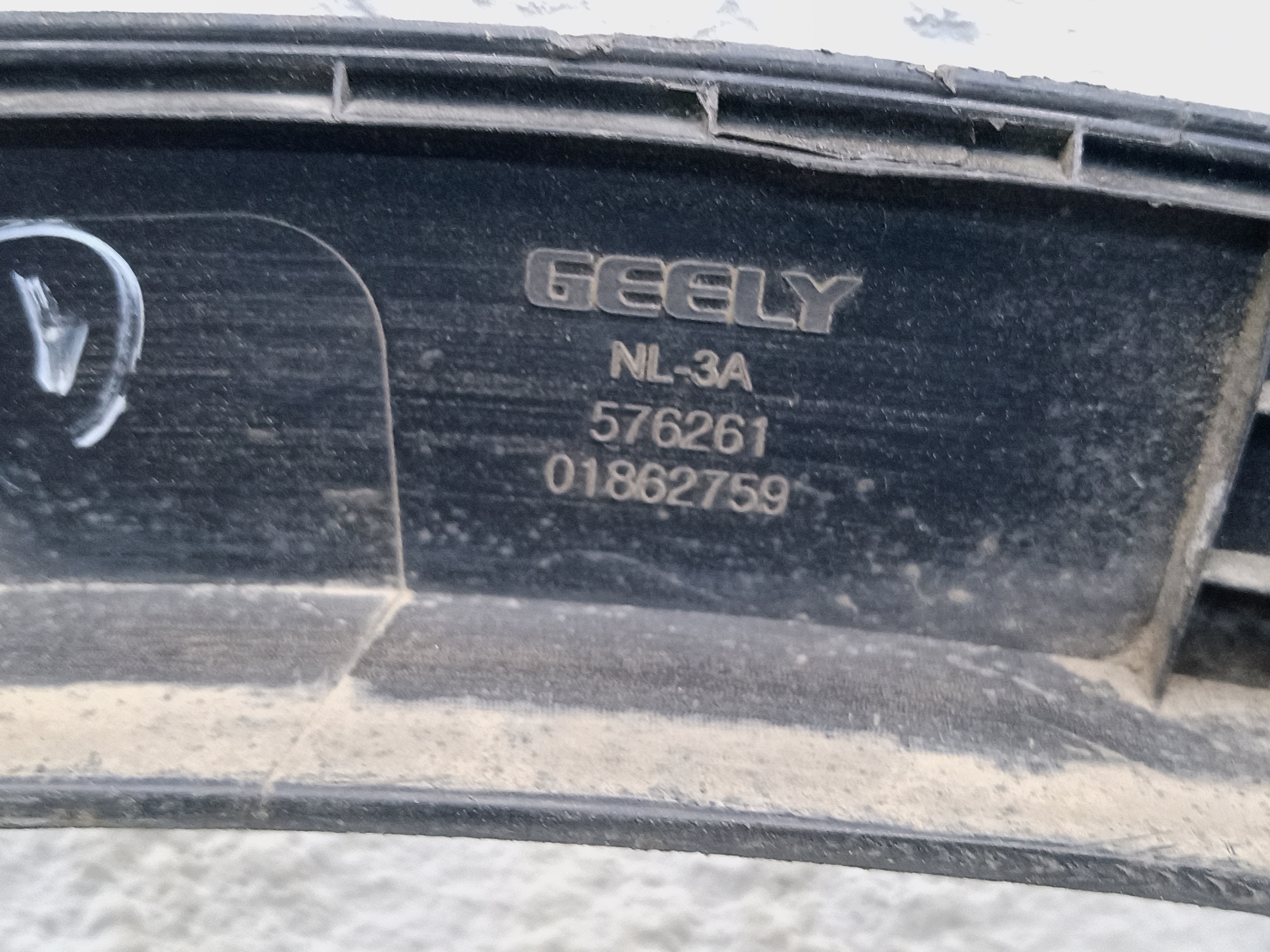 Накладка крыла переднего правого Geely Atlas