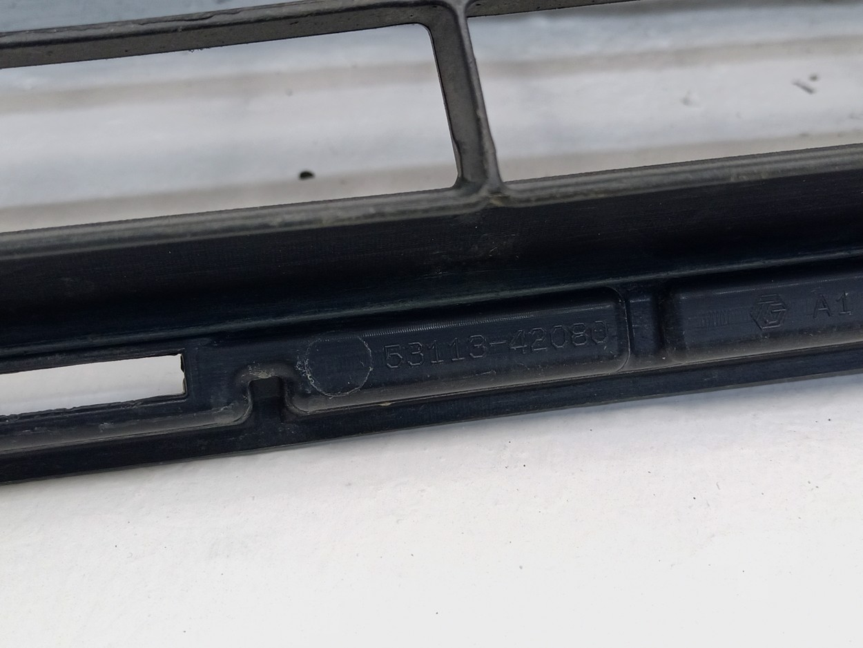 Решетка переднего бампера Toyota RAV4 CA40 Restail